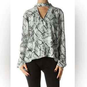 ASTR The Label Black and White Abstract Long Sleeve Keyhole Blouse